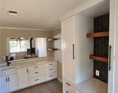 1733 Hillcrest Lane - Photo Thumbnail 2