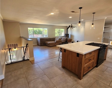 1733 Hillcrest Lane - Photo Thumbnail 4