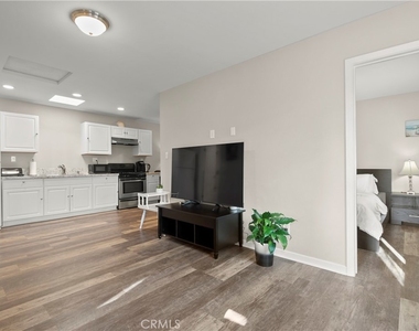 217 E Carroll Avenue - Photo Thumbnail 3
