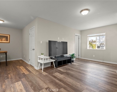 217 E Carroll Avenue - Photo Thumbnail 5
