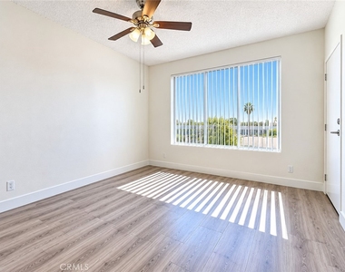 11657 Oxnard Street - Photo Thumbnail 3