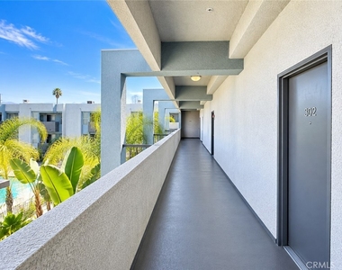 11657 Oxnard Street - Photo Thumbnail 22