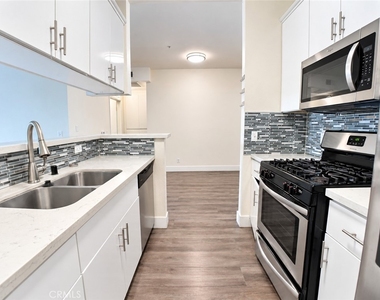 11657 Oxnard Street - Photo Thumbnail 14