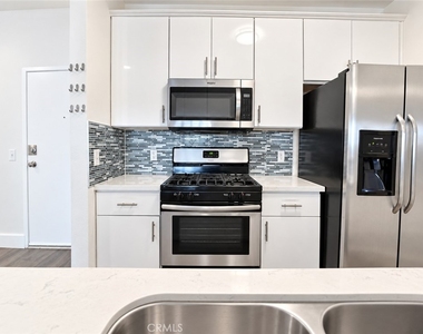 11657 Oxnard Street - Photo Thumbnail 12