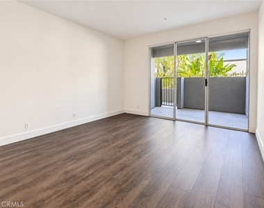11657 Oxnard Street - Photo Thumbnail 8