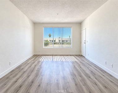 11657 Oxnard Street - Photo Thumbnail 10