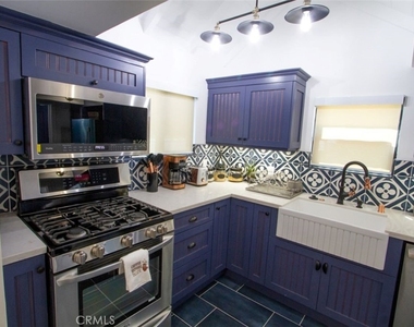 11525 Moorpark Street - Photo Thumbnail 10