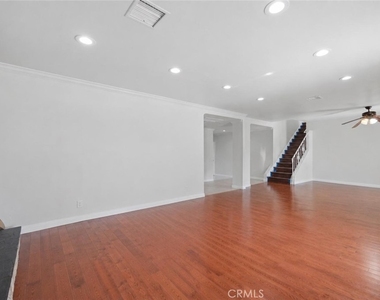 18930 Cantara Street - Photo Thumbnail 2