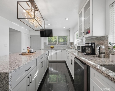 18930 Cantara Street - Photo Thumbnail 6