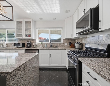 18930 Cantara Street - Photo Thumbnail 7