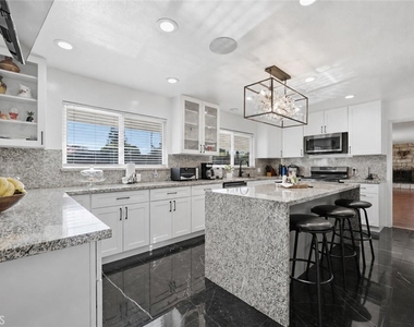 18930 Cantara Street - Photo Thumbnail 5