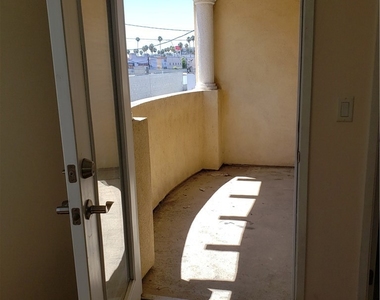 14537 Archwood Street - Photo Thumbnail 8