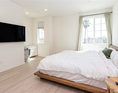 6899 Magnolia Avenue - Photo Thumbnail 7
