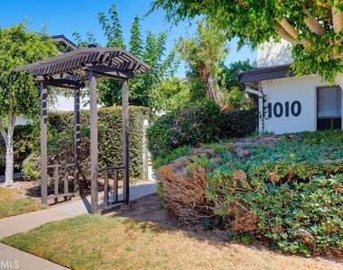 1010 Valencia Street - Photo Thumbnail 2