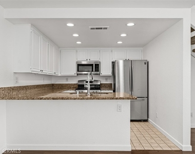 32 La Costa Court - Photo Thumbnail 15
