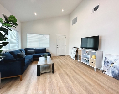 2418 Thorn Place - Photo Thumbnail 2