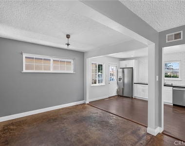 1326 W Brewster - Photo Thumbnail 3