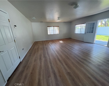 810 Campus - Photo Thumbnail 2