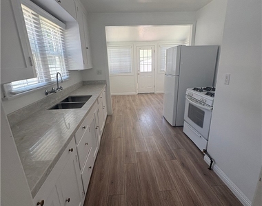 810 Campus - Photo Thumbnail 1