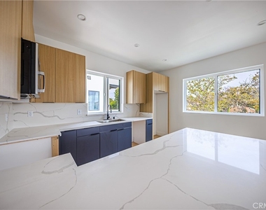 1015 S. Citrus Avenue - Photo Thumbnail 16