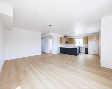 1015 S. Citrus Avenue - Photo Thumbnail 12