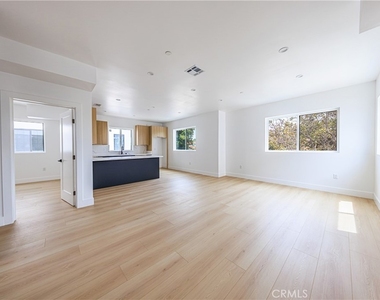 1015 S. Citrus Avenue - Photo Thumbnail 9