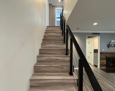 1043 Thompson Avenue - Photo Thumbnail 10