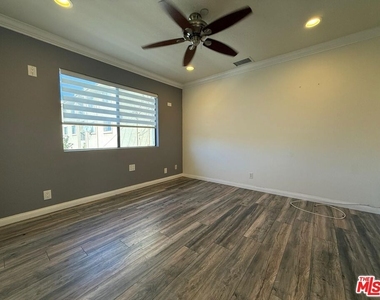 1043 Thompson Avenue - Photo Thumbnail 15