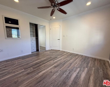 1043 Thompson Avenue - Photo Thumbnail 16