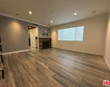1043 Thompson Avenue - Photo Thumbnail 1