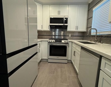 1043 Thompson Avenue - Photo Thumbnail 7