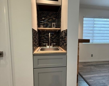 1043 Thompson Avenue - Photo Thumbnail 5