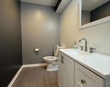 1043 Thompson Avenue - Photo Thumbnail 6
