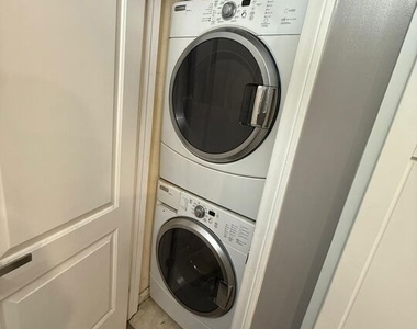 1043 Thompson Avenue - Photo Thumbnail 9