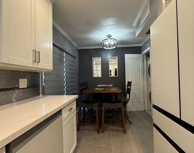 1043 Thompson Avenue - Photo Thumbnail 8