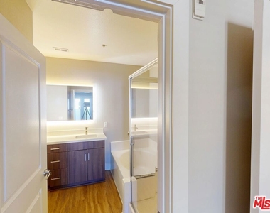 1041 Glendon Avenue - Photo Thumbnail 16