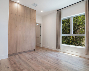 1236 N Fairfax Avenue - Photo Thumbnail 13