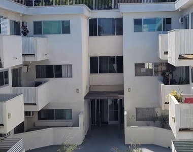 960 Larrabee Street - Photo Thumbnail 9