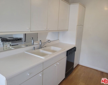 960 Larrabee Street - Photo Thumbnail 4