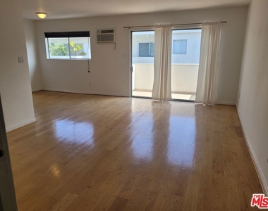 960 Larrabee Street - Photo Thumbnail 1
