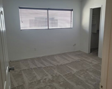960 Larrabee Street - Photo Thumbnail 5