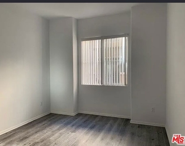 4060 Glencoe Avenue - Photo Thumbnail 6