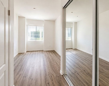 4060 Glencoe Avenue - Photo Thumbnail 4