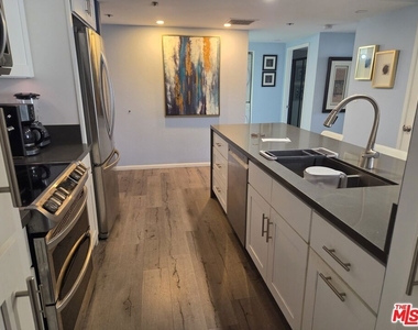 600 W 9th Street - Photo Thumbnail 4