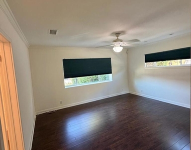 23723 Oxnard Street - Photo Thumbnail 12
