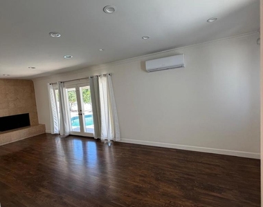 23723 Oxnard Street - Photo Thumbnail 5