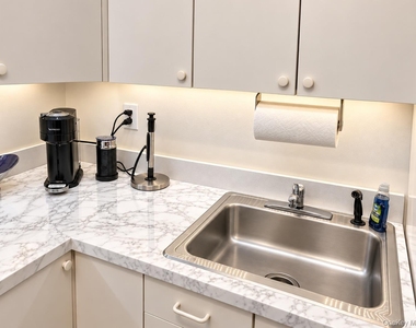 10 Pickwick Drive S - Photo Thumbnail 8