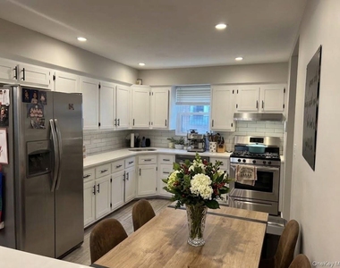 31 Roosevelt Place - Photo Thumbnail 4