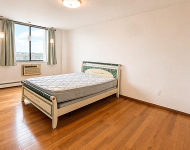 14477 Roosevelt Avenue - Photo Thumbnail 5