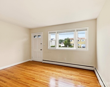 320 Suttons Lane - Photo Thumbnail 7